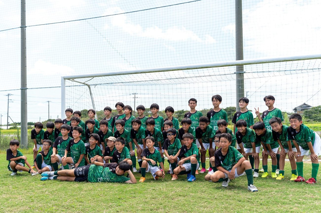 ゴール前に集まった選手たちの集合写真